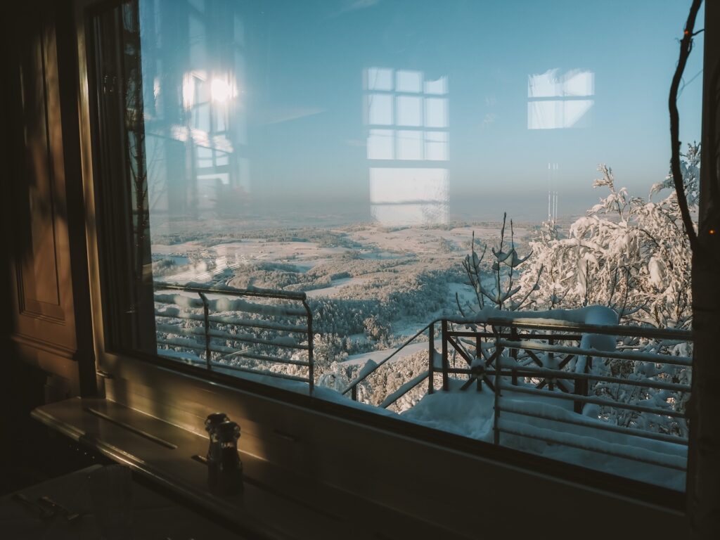 Der Uetliberg ist einer der bekanntesten Aussichtspunkte in Zürich und bietet eine atemberaubende Aussicht auf die Stadt, den Zürichsee und die Alpen.