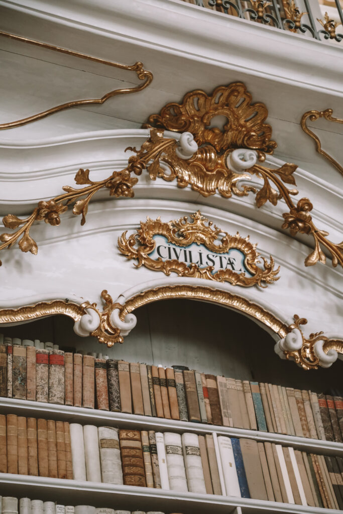 goldverzierte Fresken am Rande der Bücherregale