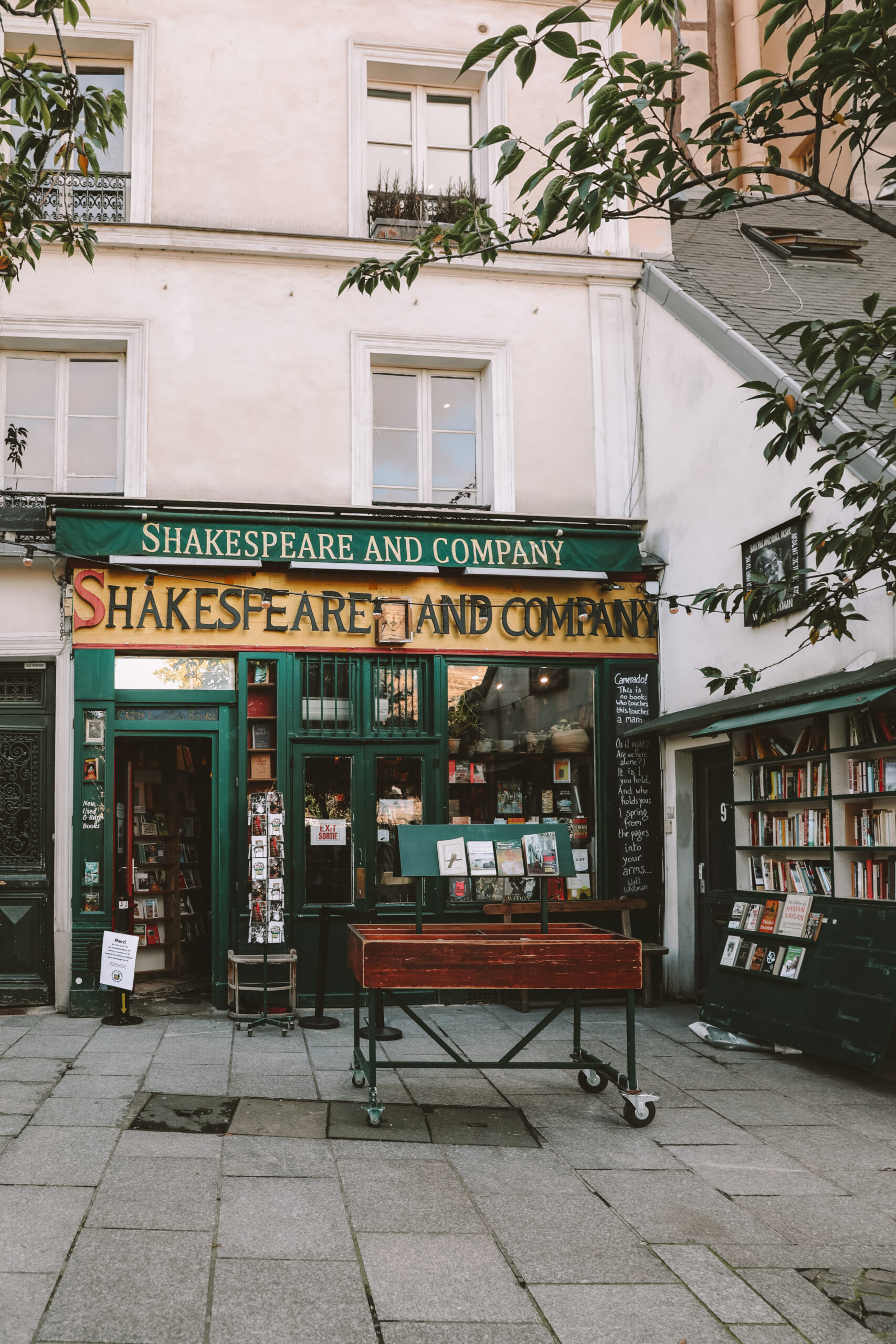 Außenansicht der Buchhandlung Shakespeare and Company Paris bei Sonnenuntergang