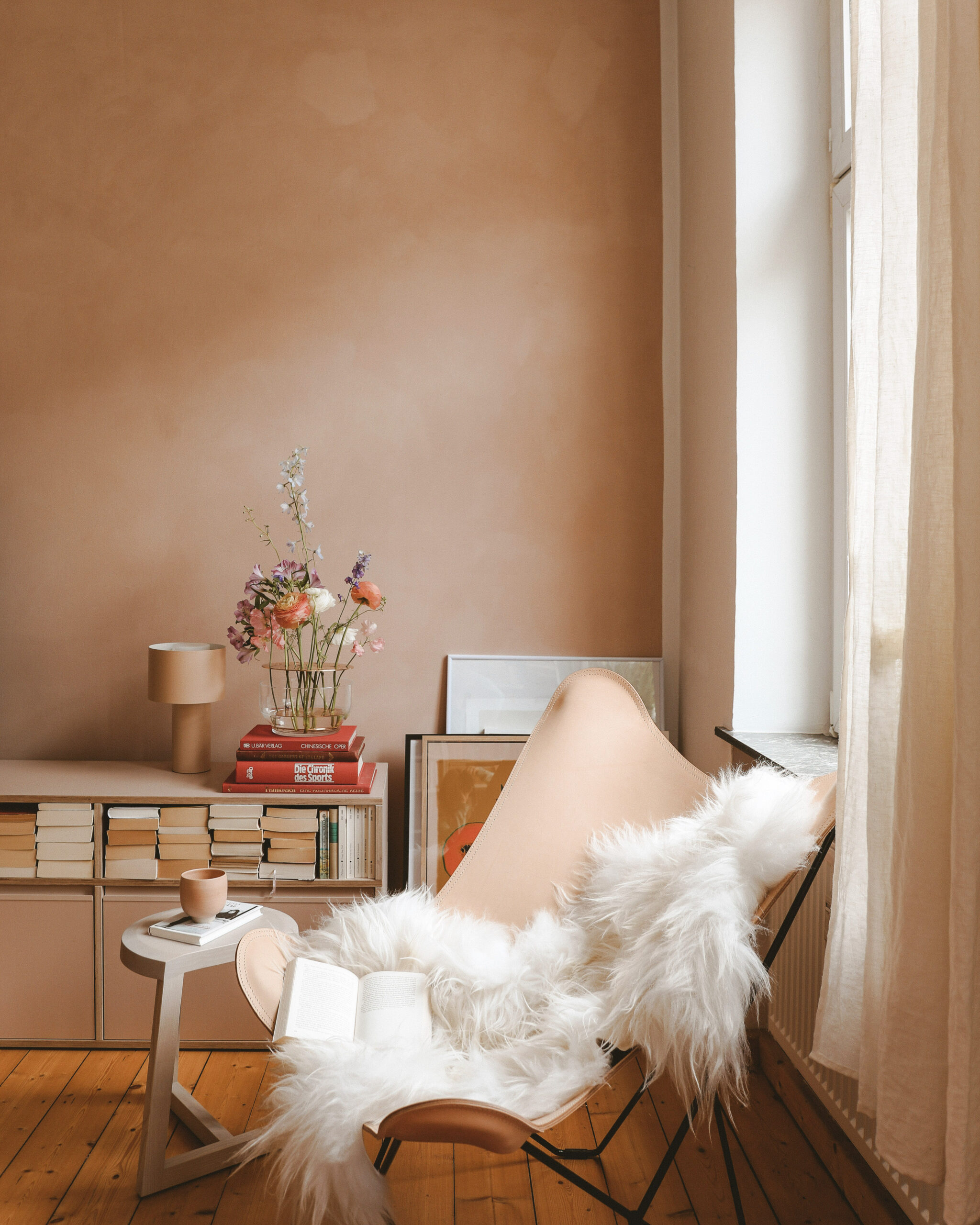 How to Create the Perfect Apartment Look: Living With Books