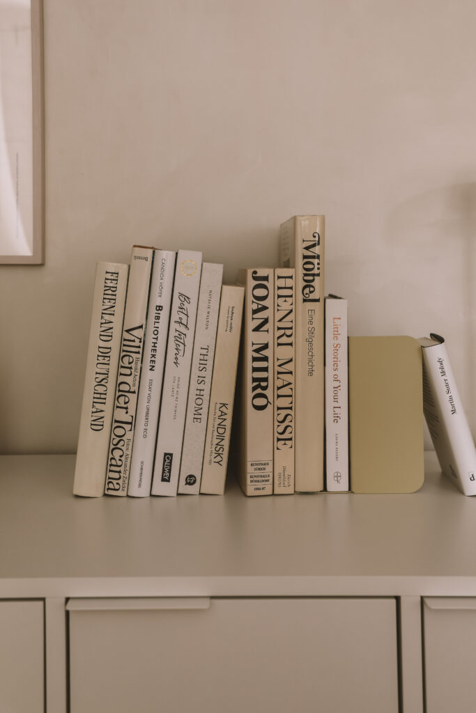 tylko bookshelf living with books 