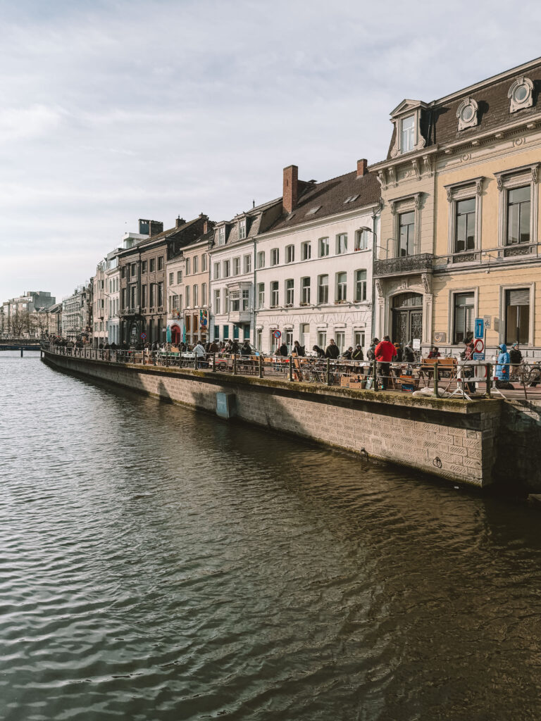 Büchermarkt am Sonntag entlang des Flusses in Gent