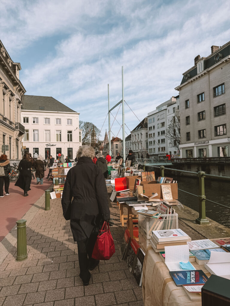 Lokaler Buchmarkt in der Innenstadt von Gent
