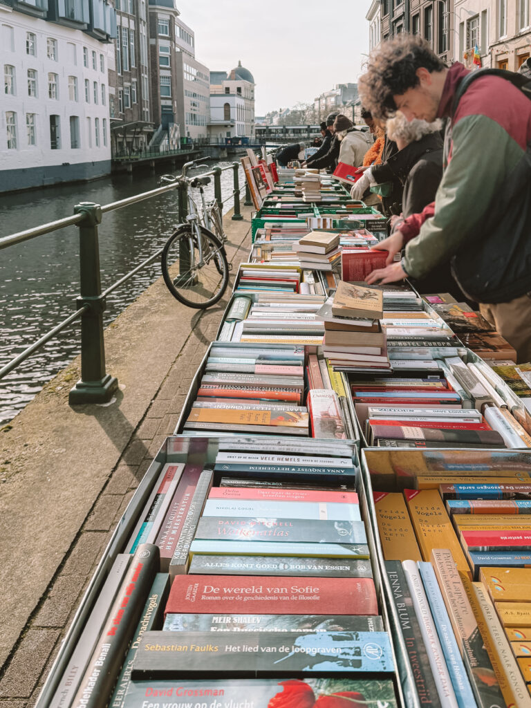 Stöbern auf dem Büchermarkt in Gent