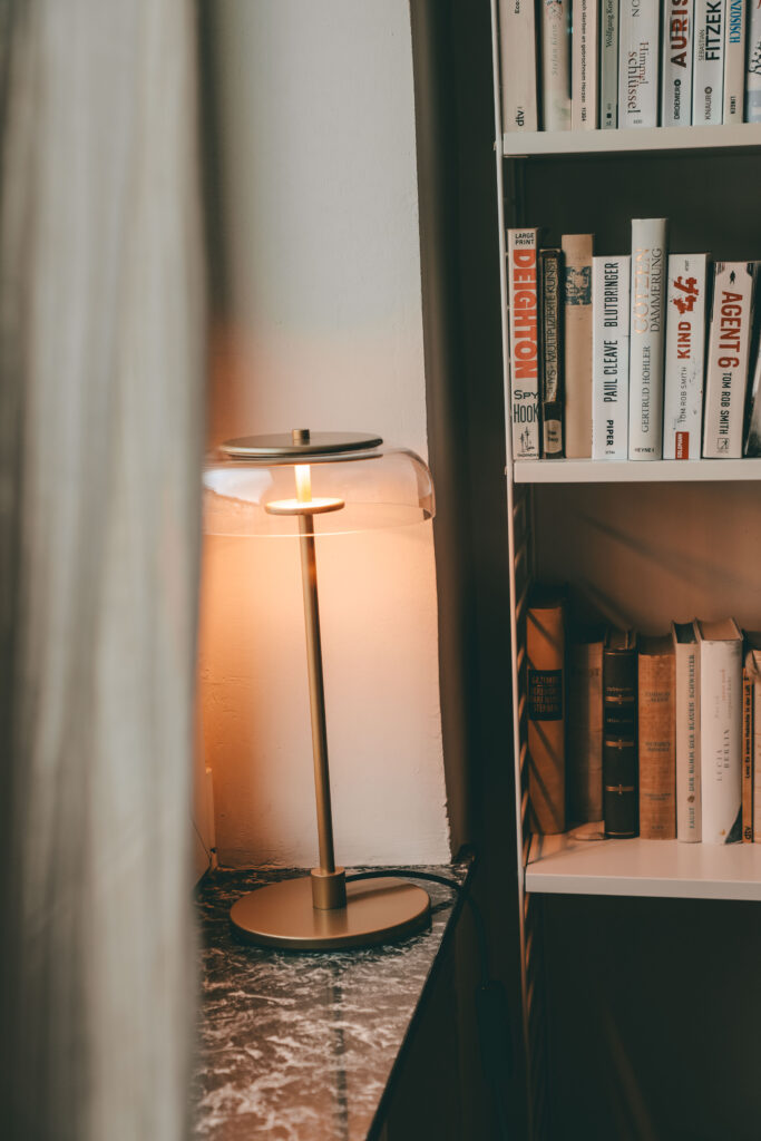 Bücherregale voller Literatur in einem ruhigen Raum