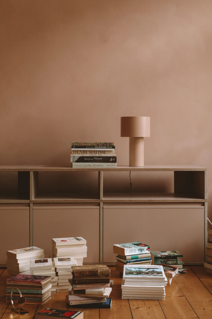 Auslage mit neuen Büchern in einer Buchhandlung