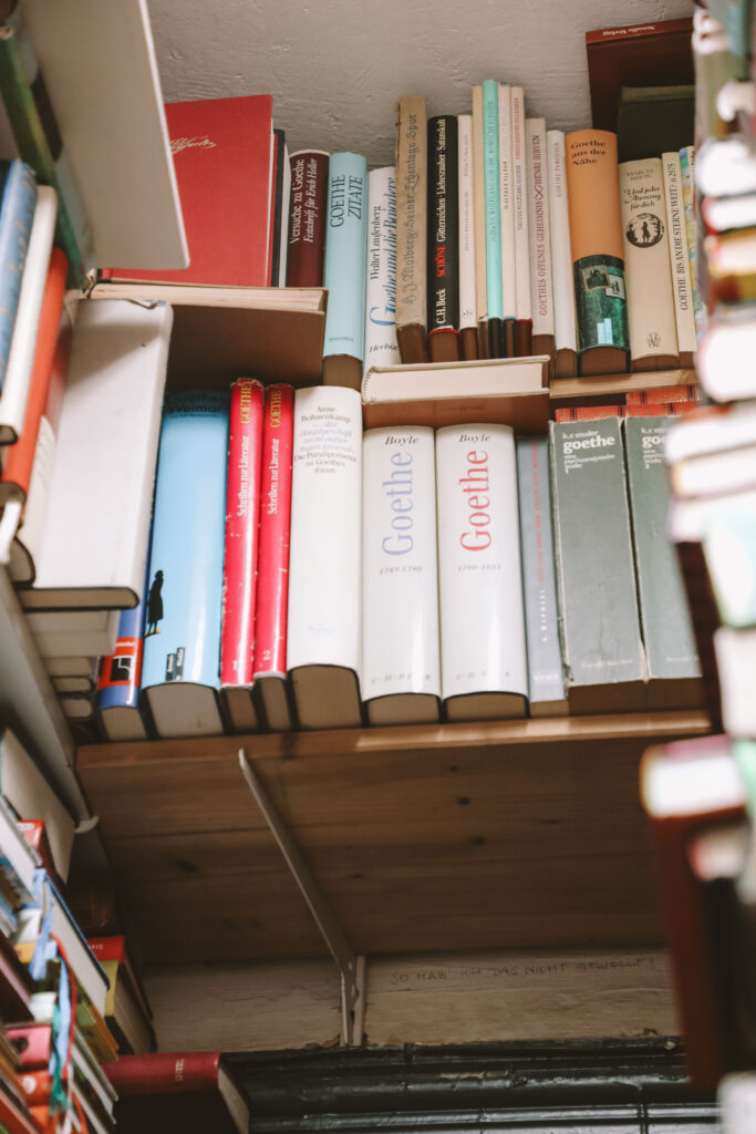 Stapel literarischer Bücher auf einem Tisch