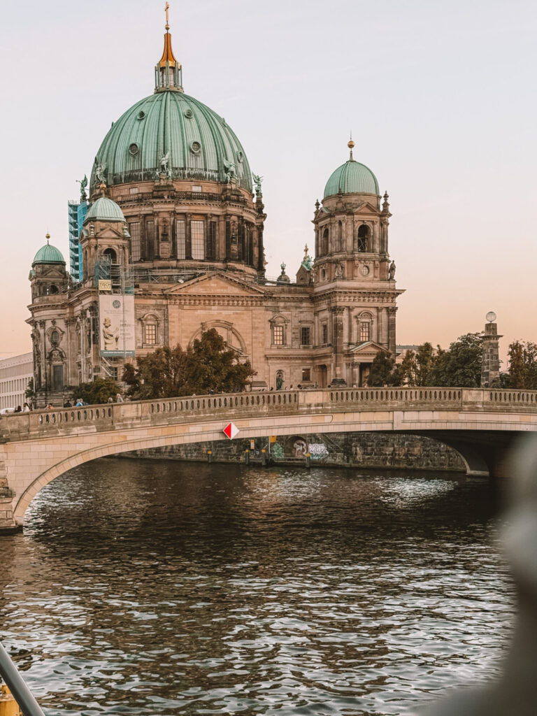 Berliner Dom im Abendlicht