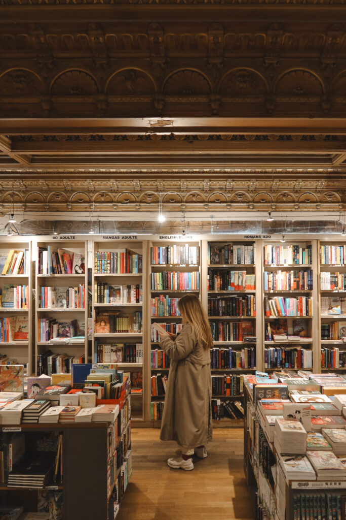 Bücherregale mit goldenem Stuck