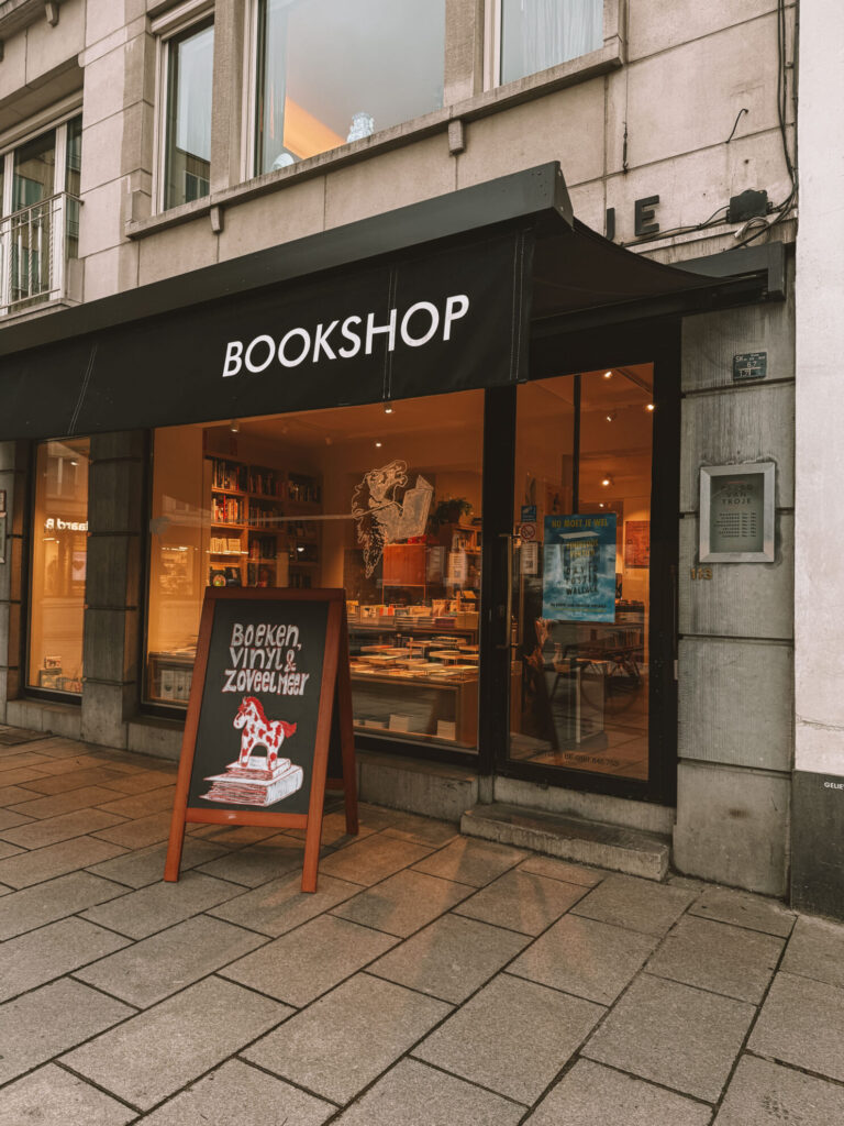 eine Buchhandlung in der Außenansicht in Gent 
