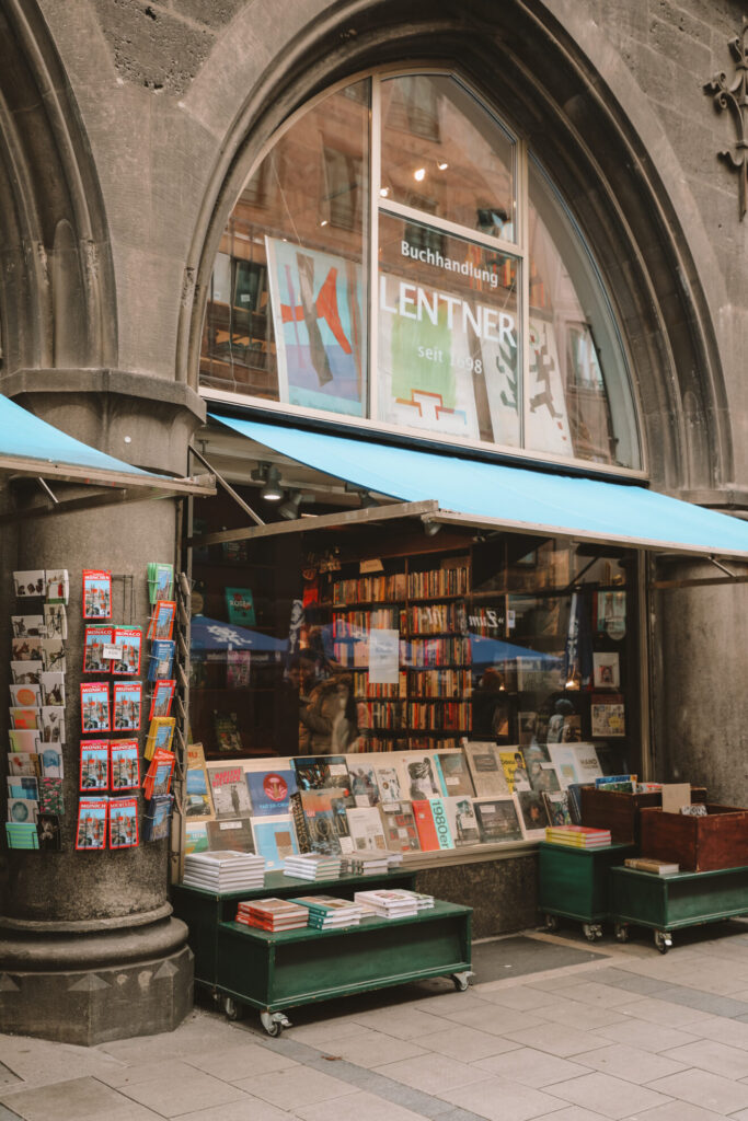 Buchhandlung Lentner in München von der Außenansicht