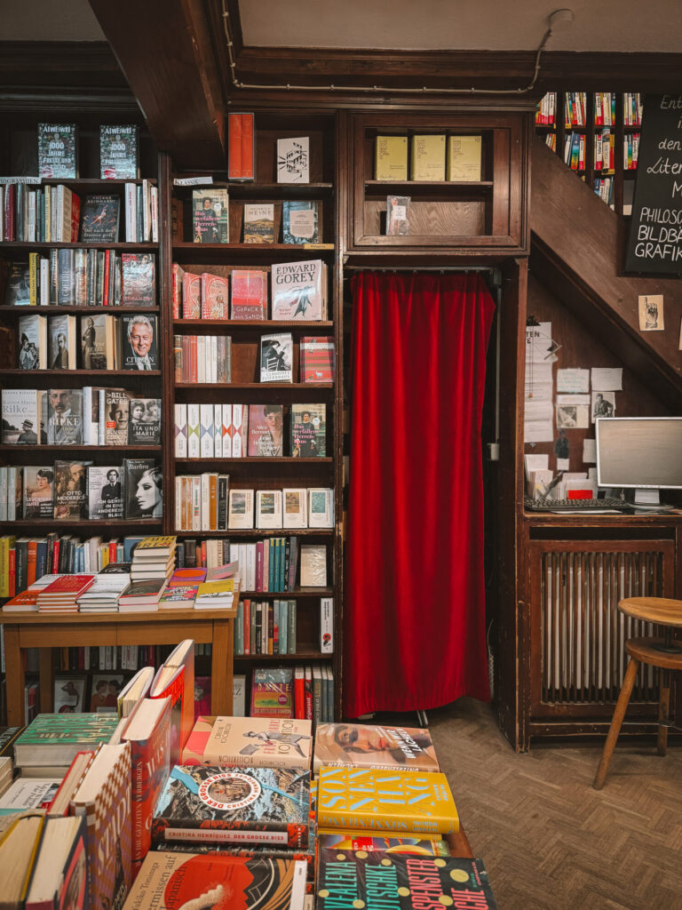 Buchhandlung mit rotem Vorhang