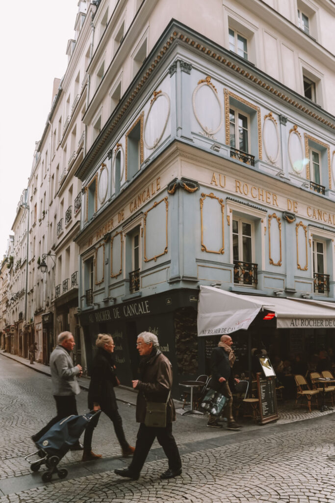 Detail einer Pariser Straße mit Stimmung und Menschen die Einkaufen gehen