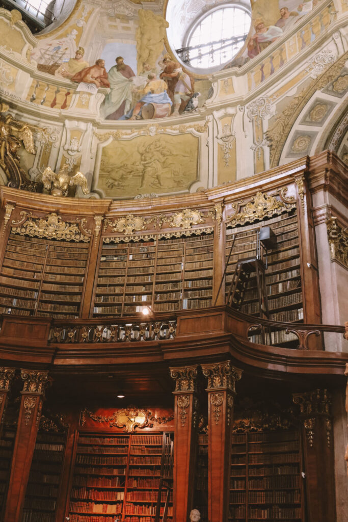 die Nationalbibliothek in Wien ist bis zur Kuppel mit Büchern gefüllt 