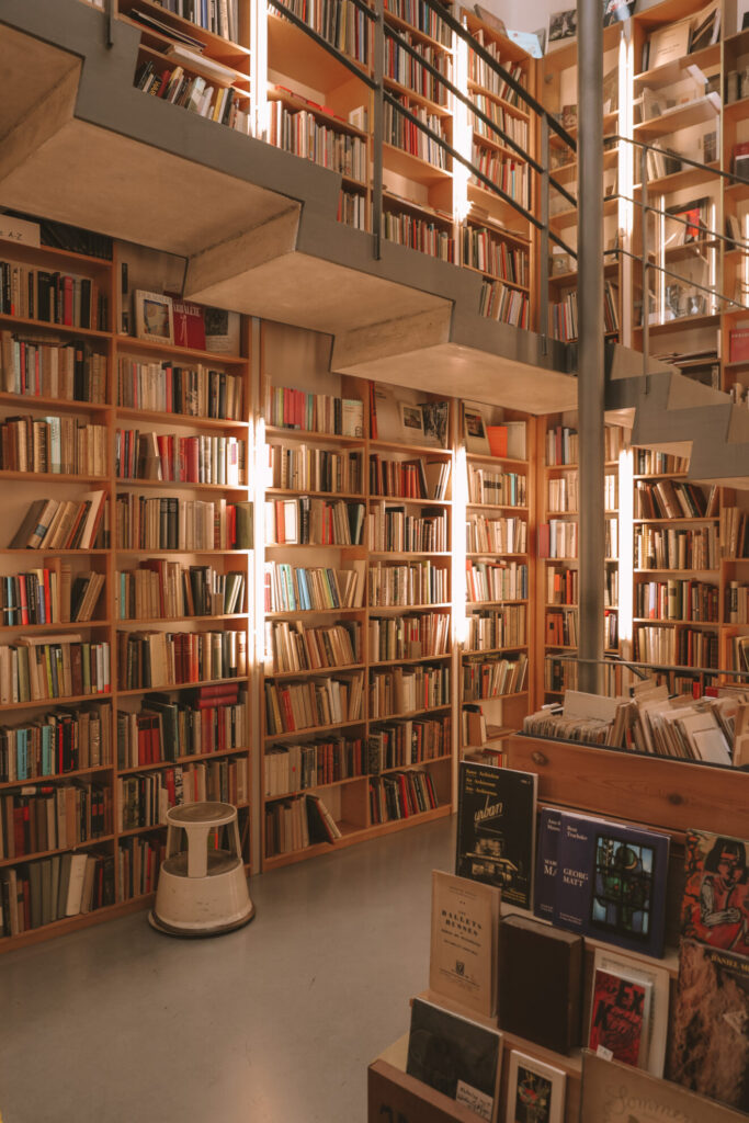 Buchhandlung Libelle mit H & B, eine der im Pretty Book Places Kalender 2027 vorgestellten Buchhandlungen