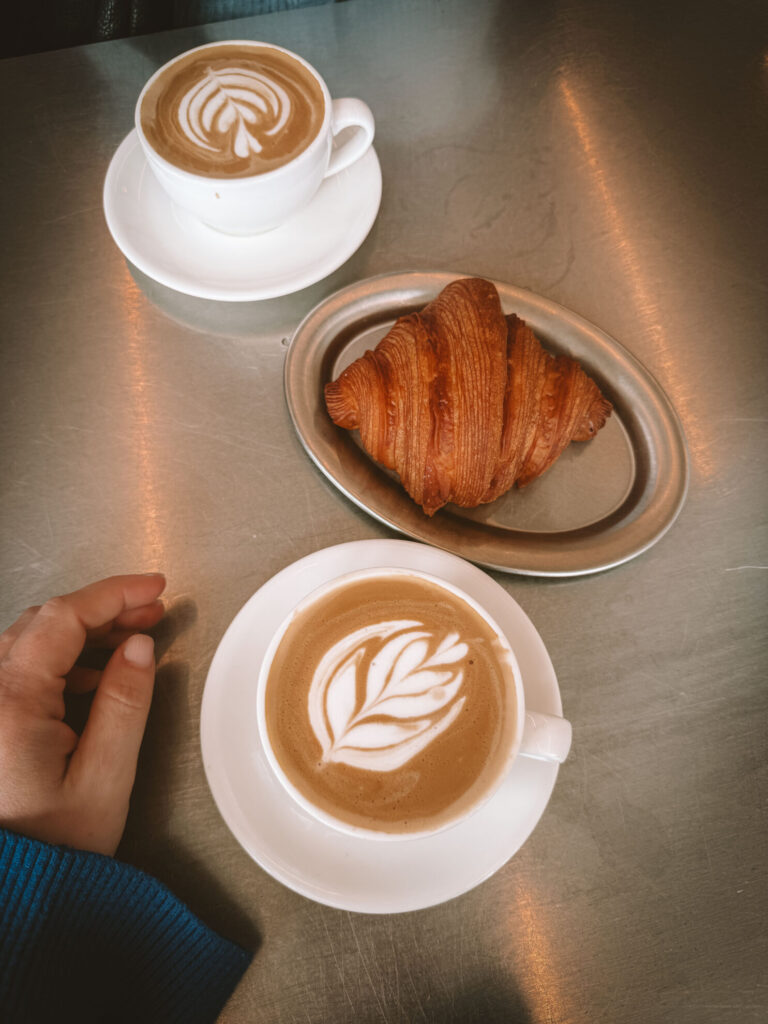 Aarhus ist eine Kaffee Metropole, guten Kaffee und Croissants mit modernem Interior