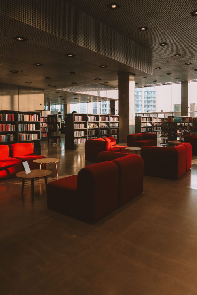 Moderne Bibliothek mit gemütlichen Leseplätzen und zeitgenössischer Architektur