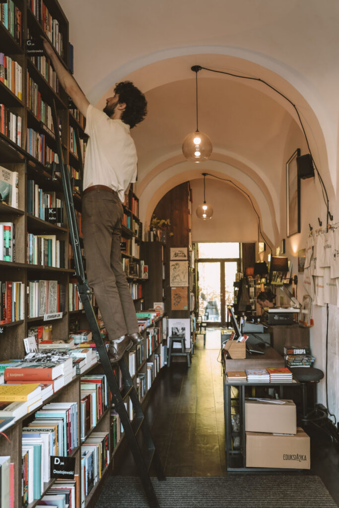 Innenraum von De Revolutionibus Books & Café in Krakau