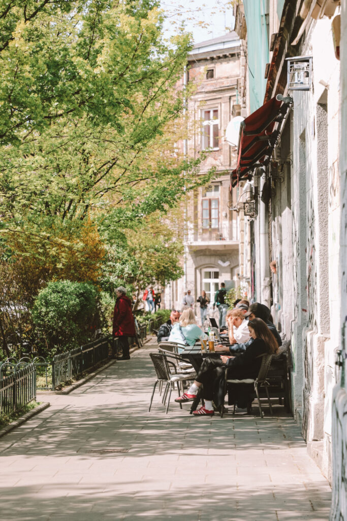Lesen bei einer Tasse Kaffee in der Altstadt von Krakau