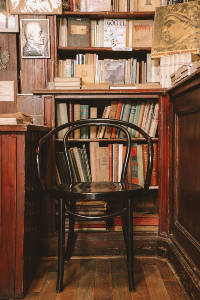 Bücherregale in einer Buchhandlung in Krakau