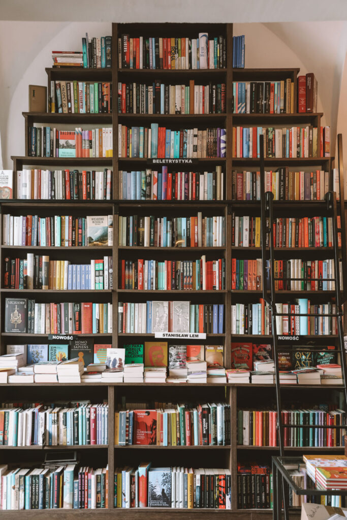 Bücherregale im De Revolutionibus Books & Café